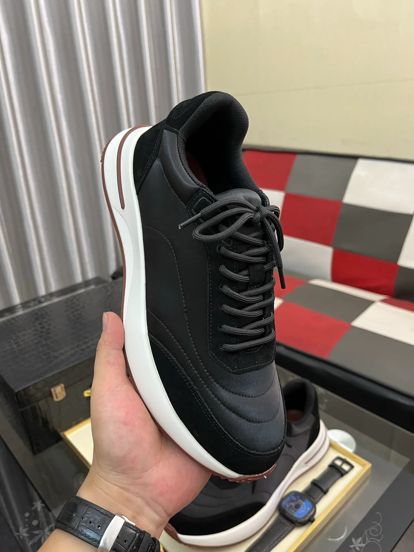 Men's shoes 💰458⌚️⌚️ Loro Pian* Loro Pian* casual shoes are made of cowhide frosted cowhide. Unique texture, simple and elegant, in line with Asian shoe lasts. Almond toe bar, apron style toe, drum-stitched upper. Same color stitching details. Slip-on style for easy on and off. Original color full cowhide lining. The insole is decorated with the 🈶️ brand logo. The original open-molded TPU raw rubber outsole. The soft rubber sole has super grip performance. Comfortable and casual style. You can create 🉑casual🉑formal urban style at will!  Code number: 38-44